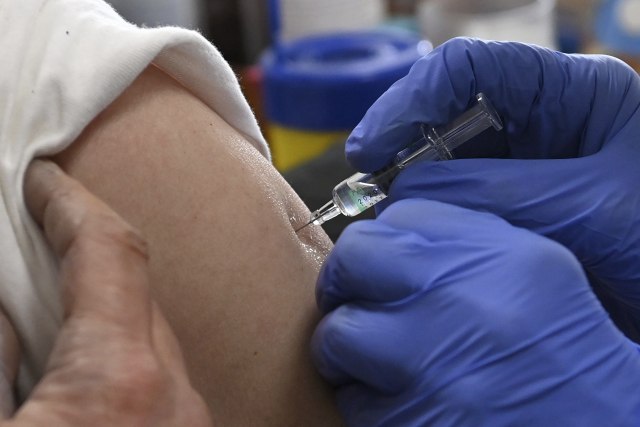 Fajzer ispituje treæu dozu vakcine